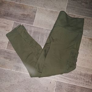 Mila High-Waisted Pocket Capri